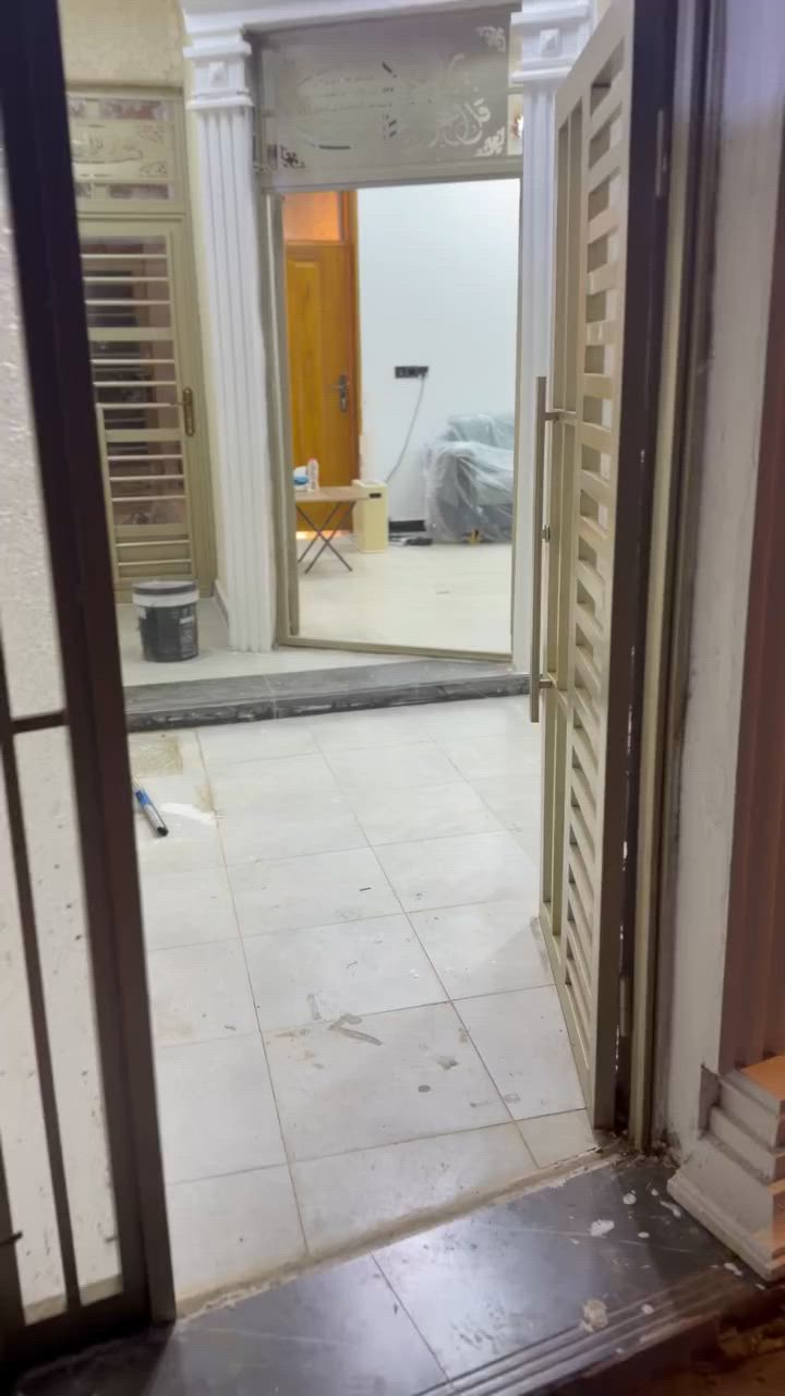 دار ل بيع مساحه 700 متر
يحتوي عل بيتين 
بيت مساحه 120 متر كامل فول تريده ويه ل ثاث او بدون اثاث 
ول بيت ثاني مساحه 200 متر هيكل عضم
ارضيه رفت بناء درجه اوله حته السياج رفت 
ماء كهرباء 24 ساعه 
 تيل مال كهرباء بل باب
البيوت لبصفك كله نص دونم او 500 متر 
سند 25 طابو تحويل 
الموقع بغداد الكرغوليه السايد الواحد
ملاحضه التصوير هاذه قدم البيت كامل
حته الحديقه مزروعه ثيل تخبل 
وبيه قفاصه ثنين مال حيونات 
هديه ويه بيت 
رقم التلفون ***********
