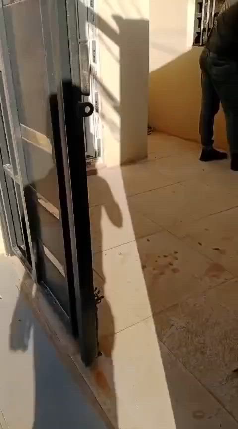 دار للايجار 100 متر ..غرفه وصاله ومطبخ وحمام واستقبال وصحيات داخليه وخارجية ..جديد مامسكون .. منطقة الحولي شارع 30 الثاني 
سعر الايجار 300 شهري 
***********
