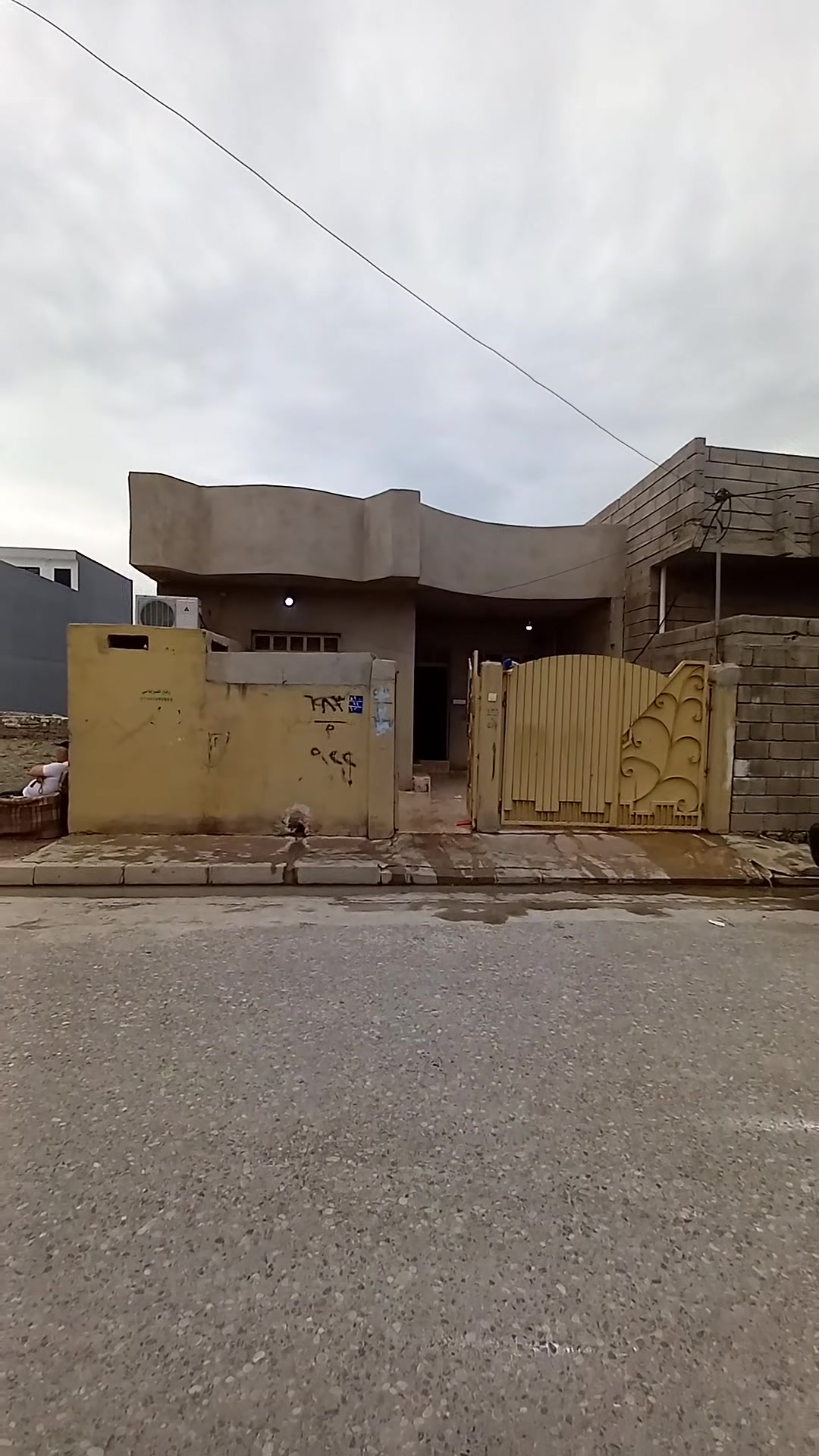بسم الله والصلاة والسلام على رسول الله/ للبيع دار سكني – فرصة مميزة 

🏠 دار سكني طابق واحد
📜 ملك صرف طابو زهور
🔁 شرط الوكالة والتحويل

📐 المساحة: 150 م²

📍 الموقع:
حي السماح الأطباء / 
📌 قريب شارع 30 / 
✨ تفاصيل الدار:
🛏️ غرفتين نوم
🛋️ هول
🪑 استقبال
🚿 صحيات
🍳 مطبخ
🚗 كراج

✔️ موقع قريب من الشارع العام
✔️ مناسب للسكن أو الاستثمار
✔️ منطقة هادئة وخدمات متوفرة
السعر / 135 مليون وبي مجال
للتواصل والاستفسار:
📱 *********** / زين 
📱 *********** / كورك 
📛 ابو ياسر للعقارات / نستقبل جميع العروض في احياء الموصل /
▪️ سكني 🏡
▪️ تجاري 🏬
▪️ دواَنم وأراضٍ استثمارية 🌟
