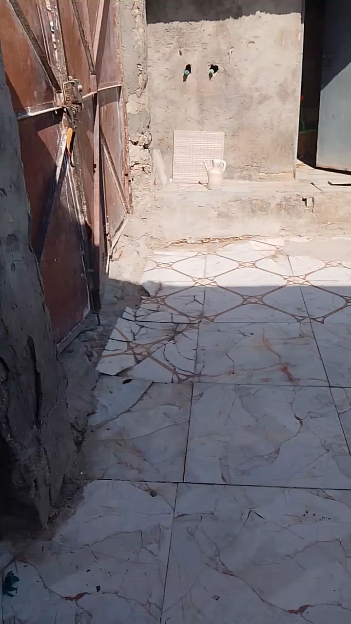 بيت للبيع المساحه 250 متر غرفتين زائد مطبخ الارضيه كامله بلوك على شارع البزل البيت شارع شو مقابيل شارع ام البنين من ينتهي البيت معروض ب 45 بلوك *********** هذا رقم صاحب البيت للاتصال
