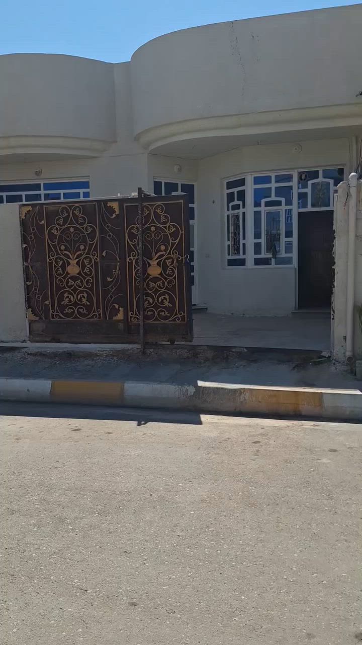 السلام عليكم مشتمل البيع مساحته ١٢٥ مربع المكان بحي العسكري قرب شارع العام يبعد عن شارع ١٠٠ متر طابو صرف *********** ***********
