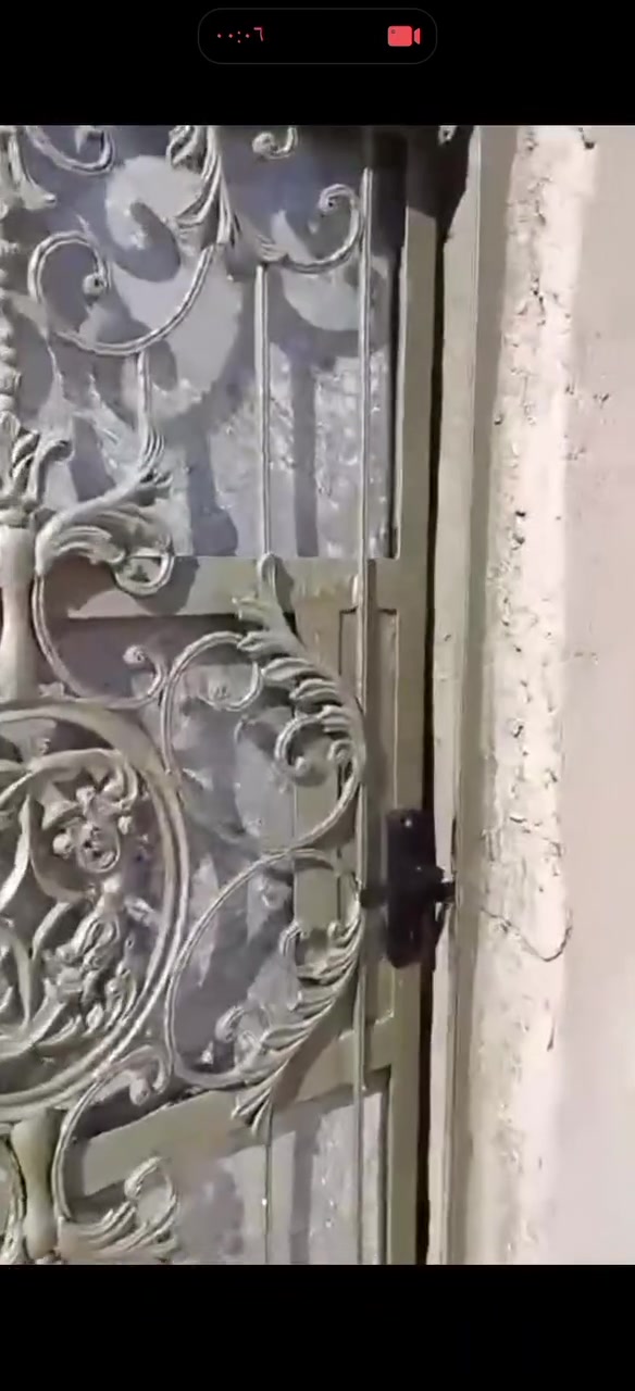 بيت للبيع  وقف سني اصولي مسجل بالوقف المنطقه كوت ثويني مقابيل صناعية حمدان المساحه 114يحتوي اربعه غرف وحمامات العدد 3 عرض الشارع 12م قريب  على الشارع العام خمسه دقايق السعر 65 وبي مجال استفسار ع رقمي بي واتساب ***********
