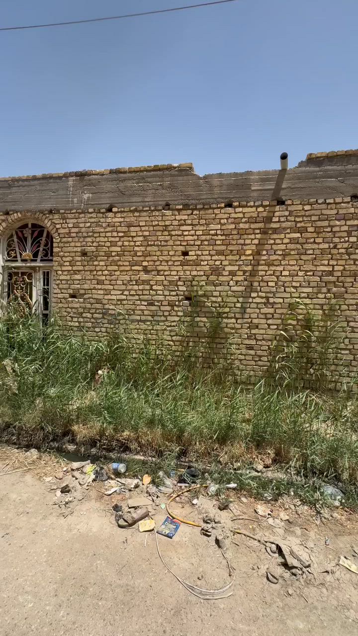 بيت طابو صرف مساحه 285 بنيات 2017 ارضيه رفت 40 سم
والسقف كونكريت  البيت مقسوم نصفين الركن بعده ارضيته صب ولبصفه مطبك بورسلين وجاهز الركن يحتوي علي مطبخ وغرفه وصاله ومنور وحمامات البصفه غرفتين وصاله ومطبخ واستقبال وحمامات داخليه ولخارجيه ع النص عوزهه سرمكه البيت تريد تخلي بيتين مأجرات تريد تكعد ابواحد وتأجر واحد تريد ترجع تطبكهن ويصير عندك بيت جاهز جبير لان هوه سكف واحد ما مقسوم للاستفسار ولسعر  ***********خلف كلية التربيه الأساسيه
