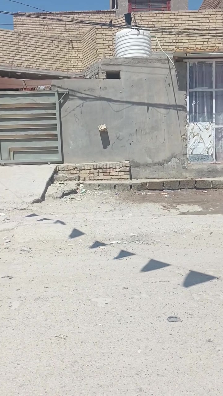 السلام عليكم دار للبيع نهايت شارع لمستشفى لبيت متكون من 4 غرف وستقبال وصاله عدد 2فوك وجوه ومطبخ بارد ومطبخ حار وبي منور لبيت مطلوب سكان 39 مليون لشراي ينتصل ‏‪***********‬‏
