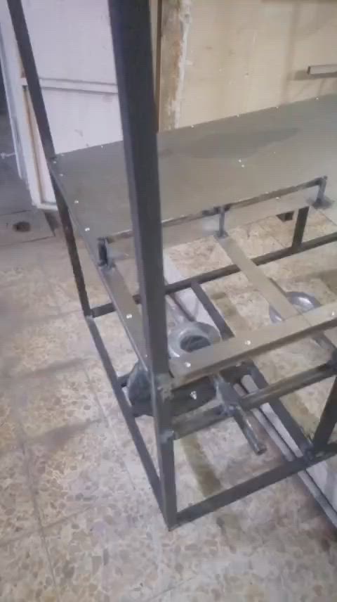 عربانه همبركر وفنكر شغل درجه اولى جبيره طول الميز مترين كامله الغراض تأخذها بس تغليف يجي وياها:
1كريل ما مستخدم مع ملحقاته 
2 بلانكات قلي فنكر
3سلات القلي
عيون طباخ كبار درجه اولئ
للاستفسار ***********
