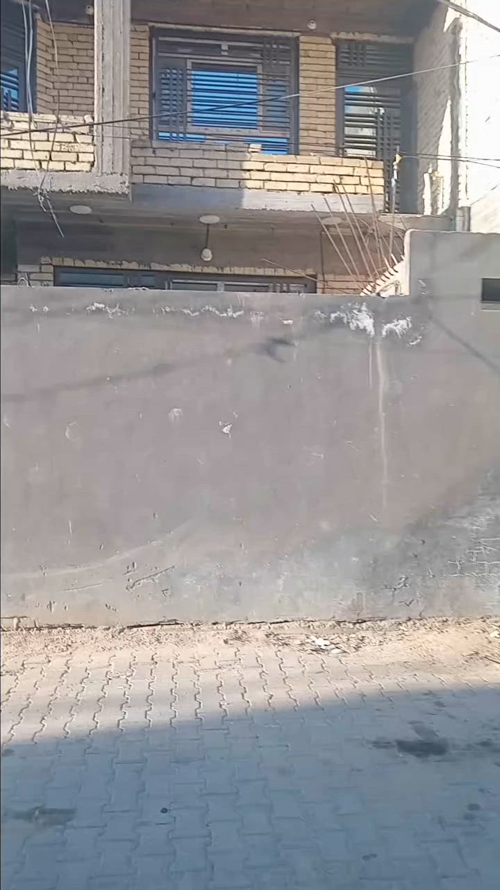 دار للبيع مساحة ٢٠٠م  بناء حديث طابقين نقص واجهة يحتوي ع ٦غرف مع ملحقات في ضباط حي الاسرة ثاني بيت عن الشارع العام للاستفسار ***********او***********
