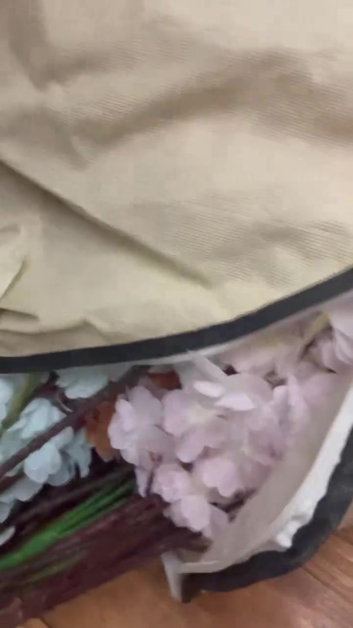 للبيع قوس و غراض ميز و تواله و ورد كولهن ١٠٠ قفلهن و توصيل مجاني كولشي موضح بصوره نفس بصور كولهن مصورتهن الكم و رجا لحد يعاملني الله شاهد مو سعرهن بس متوازيه. عندي توصيل و اذ تحبون تجون و تخذوهن هذا رقمي ***********

