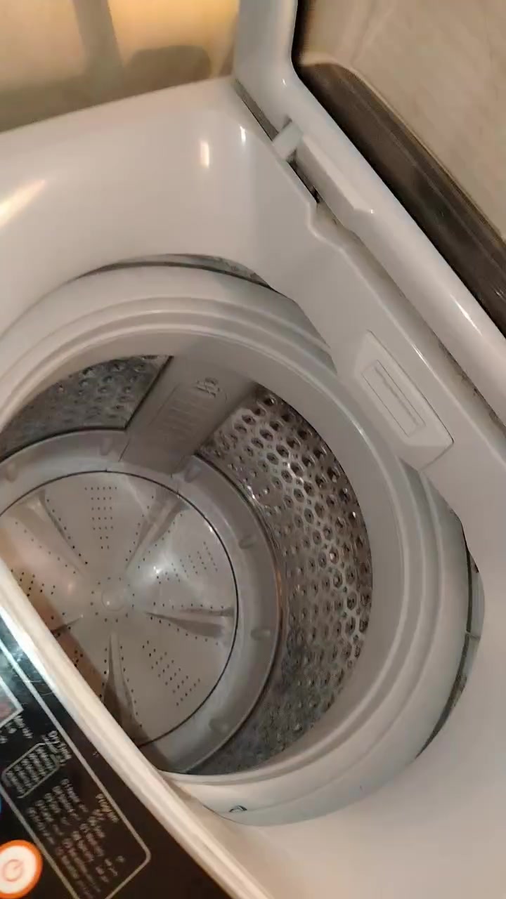 السلام عليكم ، غسالة اوتماتيك Lg حجم 18k جديده استخدام 3 أشهر فقط سعرها 400 للأستفسار على الواتساب ***********
