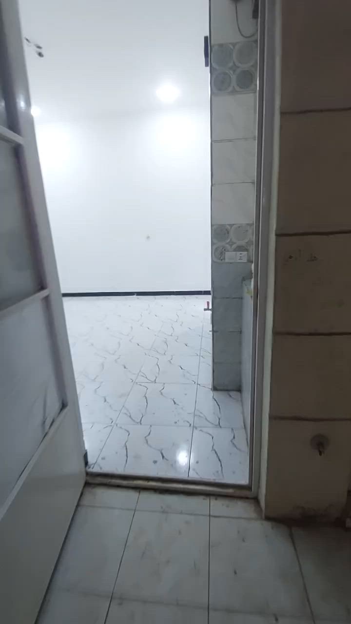 شقه ارضيه للايجار تتكون من استقبال ومطبخ وحمام وغرفه نوم السعر ٤٥٠الف عوائل فقط الموقع الدوره ابو طياره الزراعي شارع ليمونه بالبدايه الاستفسار اتصال ***********
