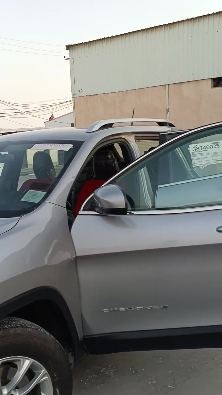 السلام عليكم سيارة جيب شيروكي(بزون)سيارة تخم تاير جديد تبريد حدادية واحد على واحد ضربتهة بنيد مديل 2019 سيارة حلوة ومرتبة سعرها 125$
رقم الهاتف ***********

