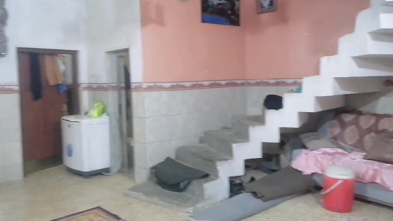 الطابق لاول كراج ومطبخ وحولي وغرفه واستقبال وترك..الطابق الثاني غرفتين وترك وسطح وحمام.....السعر ٢١٠ قفل .طابو ملك مسلح ...***********