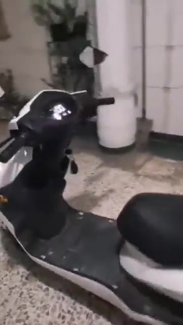 دراجه شحن سكنس موديل ٢٠٢٤ مستعمله كهربائيات شغاله لايتات عالي ناصي الدراجه زينه تايرات جديده بريكات امامي خلفي شغالات بطارياتهه. منفوخه ٣ مفنفوخات كلش و٣ مو كلش منفوخات حسب حساب تبدل بطاريات الدراجه بيهه بك ترجع للخلف اشاير يمنه يسره كهربائياهه زينه ٣ سرع سرعهه ٦٥  سعر رايدهه ب١٢٥ الف  فقط قفل سعرهه بصنتين بيهه سويج