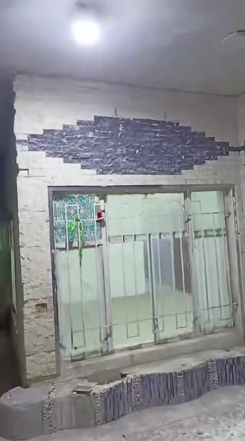 رهنيه رهنيه بيت ٩٠ متر نظيف يحتوي على طرمه وصاله وحولي ومطبخ حار وبارد وخدمات وغرفة نوم والطابق غرفة نوم وخدمات وسطح رهنيته ٢٥ وإيجار ٢٠٠ قفل موقعه الحريه الثالثه للأتصال.  ***********  /  ***********  موجود وتساب

