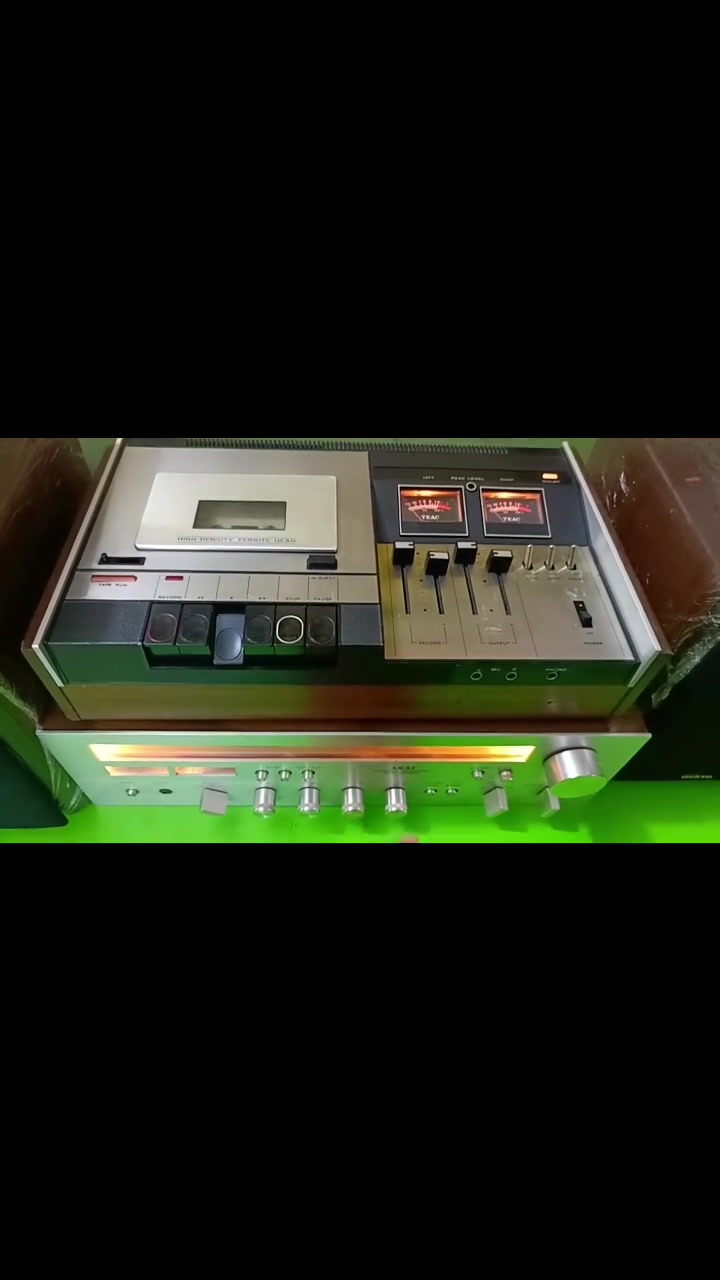 للبيع ٤٥٠ الف 
#للبيع | منظومة صوتية كلاسيكية يابانية أصلية (Vintage Hi-Fi) طقم صوتي كلاسيكي بحالة جيدة، مناسب لعشاق الصوت النقي والأجهزة التراثية.

🔹 يتكون من:

١. سماعتان ONKYO يابانيتان أصليتان.
٢. أمبليفاير AKAI ستيريو كلاسيكي مع راديو AM/FM.
٣. جهاز كاسيت مستقل مع عدادات VU وتسجيل وتشغيل.

المميزات: 
✔️ صناعة يابانية أصلية. 
✔️ صوت نقي وقوي. 
✔️ تصميم كلاسيكي فاخر بلمسات خشبية. 
✔️ مناسب للاستخدام المنزلي أو لهواة جمع الأجهزة الكلاسيكية.

📍السعر :  ٤٥٠ الف عراقي. 
📍العنوان : بغداد- حي اور. 

للاستفسار أو طلب صور وفيديو للتشغيل، يرجى التواصل على الخاص الرقم (واتساب) ادناه.

***********
