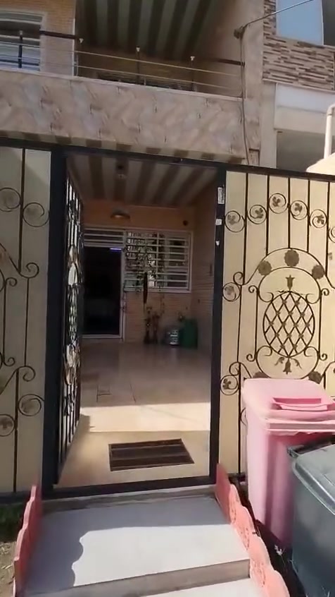 للبيع.
بيت نظيف 125م طابقين فلات.
طابق الأول.استقبال+مطبخ+هوا+
غرفة نوم+صحيات +كراج.
طابق ثاني .غرفتين نوم واحد سويت+بلكون.
حي زاكروس بين خمسه حصاروك وكلاويز حصاروك .قريب جدا من شارع عام ،طابو صرف يسجل من يحمل جنسيه عراقيه.
سعر 6دفاتر و40ورقه بي مجال قليل 
الاتصال ع الأرقام *********** اسيأ
‏‪***********‬‏ كورك
