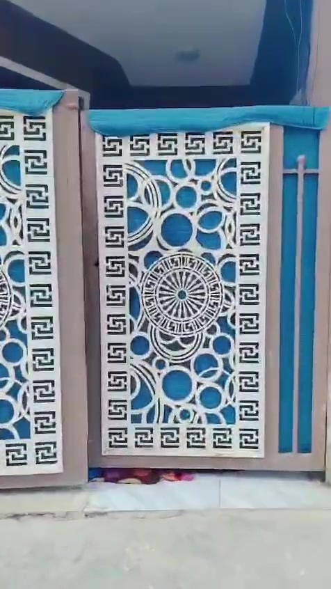 السلام عليكم دار زراعي للبيع المساحة ١٠٠متر الواجهة ٦وربع والنزال ١٧ دار مكون من طابق واحد غرفة نوم +استقبال +هول داخلي ومطبخ وخدمات علما ان الدار بناء طابوك والسطح مغلف شتايكر مع البيتونة علما ان جنس الارض ١١٧ وموقع الدار شهداء البياع شارع سوك رضا قرب مولدة ابو حيدر الحسناوي السعر ((58)) مليون وبي مجال للاستفسار *********** 
علما الدار يرهم اقساط
