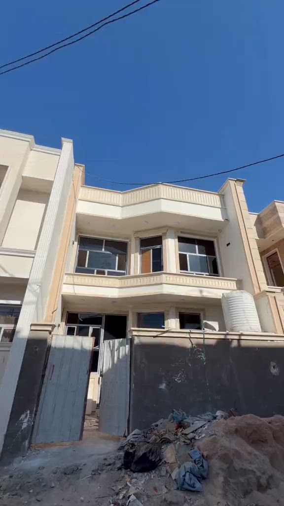 � منزل سكني ثلاث طوابق على مساحة 100م² 📍 تفاصيل المنزل: 🔹 الطابق الأول: * خدمات خارجية * استقبال * مطبخ * جلسة عائلية * خدمات داخلية * منور * غرفة نوم 🔹 الطابق الثاني: * 3 غرف نوم * خدمات صحية 🔹 الطابق الثالث: * غرفة نوم * خدمات صحية 🧱 مواصفات البناء: * بناء طابوق * أسقف وجدران جبس بورد * دواخل تركية حديثة 📞 للاستفسار: ***********
