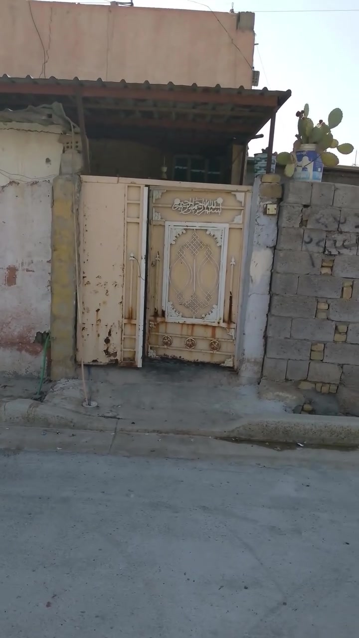 دار للبيع المساحه ٢٠٠م ١٠*٢٠ سبع قصور شارع ابو احمد بنهاية قرب شارع ٢٠يحتوي على غرفة استقبال اربعه غرف نوم واحده في طابق الثاني وصاله ومطبخ وحمام وصحيات خارجيه للاستفسار الاتصال على الرقم *********** يوجد واتساب
