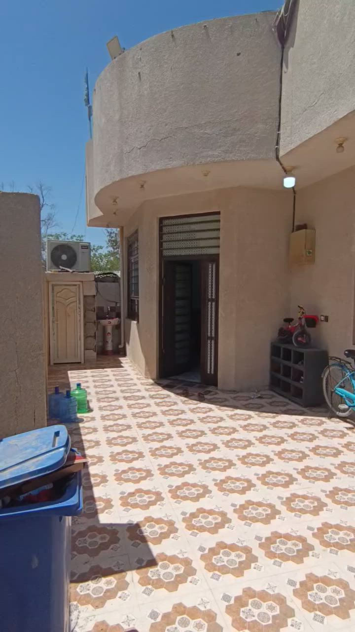 بيت لبيع في حي الحكيم 
نزلت عميد جادر قرب شارع العام بيت بناء طابوك
داخل فرع بيت ركن مساحه 200 وجه 12 نزال 17 
بيت مرقم بلديه يحتوي على غرفتين وصاله ومطبخ وستقبال وصحيات بيت جاهز السكن سعر 57قابل تفوق الاستفسار تصل على رقم أو واتساب ***********
