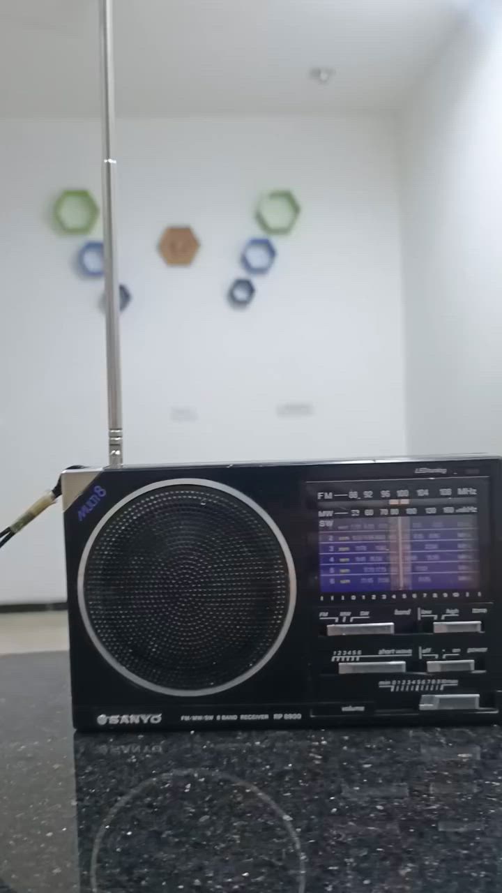 راديو سانيو ياباني اصلي باله انكليزية ٣ موجات AM/FM/SW ، الجهاز كل محطاته شغاله لكن لأمانه اجاني من الباله مفتوح بي نقص برغي و كان اكو حركه بداخله فتحته لكيت المساند البلاستك مال السماعه طاكه و لحمتهن لكن الجهاز على وضعه البلادي ما مصلح ابد. (نقص قبق باتري و بي فطر بالجامه الاماميه) 
50 الف


**إذا كنت صاحب هذا الإعلان وتريد حذفه لأي سبب، رجاءا أرسل رسالة إلى الدعم الفني**