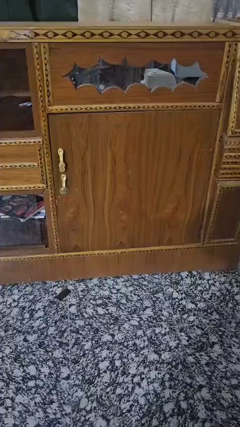 بوفيه خشب ثكيل نظيفه سعر ١٥٠ بيها مجال قليل ابو غريب موبايل***********
