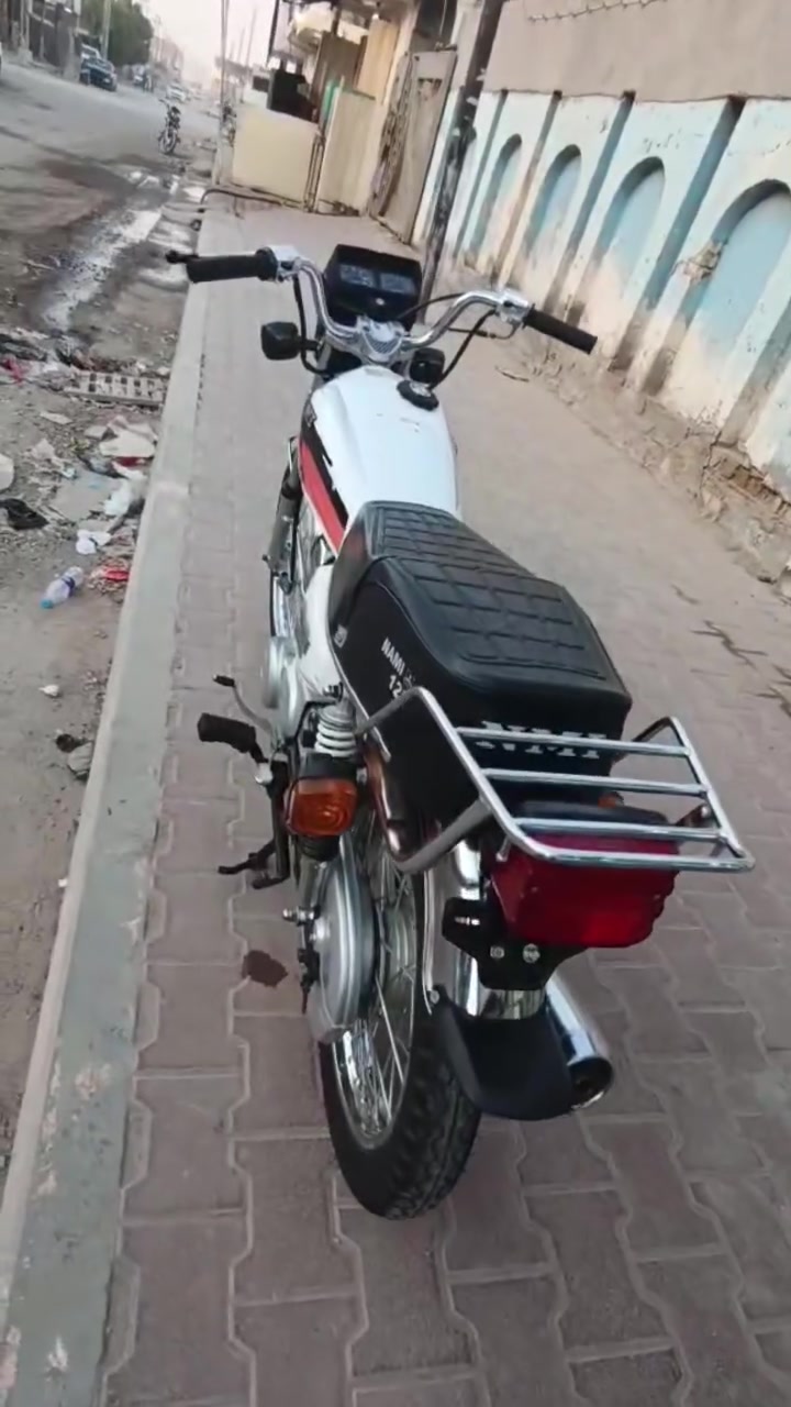 سلام عليكم عمي الحلال البيع شاصي أو مكينه واحد أو عشرين أو الخراض 26 اوراقق أصولي وكيل نوار  سعر 1000او بيهه مجال قليل مكان دوانيه رقم ***********،، أو***********
