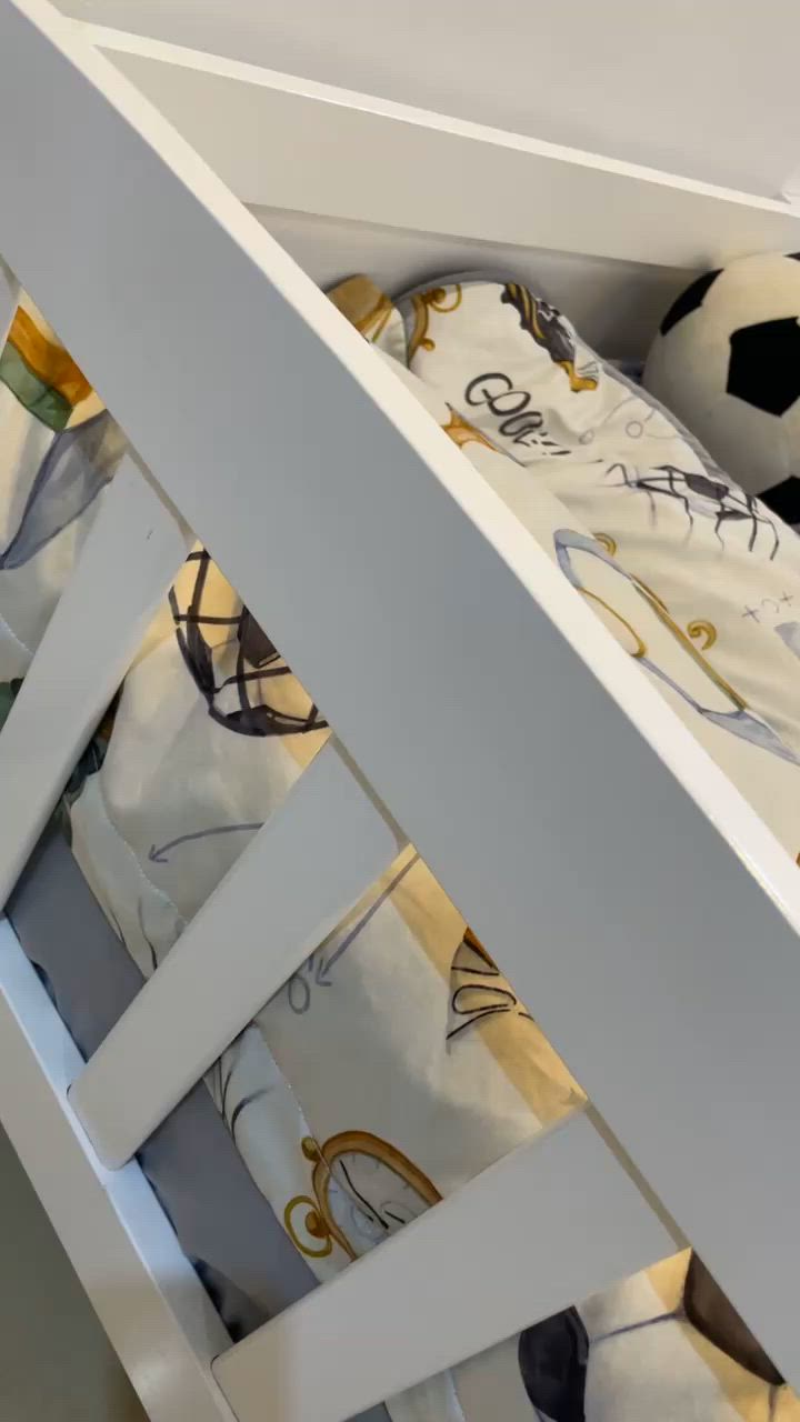 السلام عليكم ( سرير جديد غير مستعمل فقط مرتين لطفل عمر سنتين)                                   - يستخدم من عمر سنة الى ١٢ سنة 
جديد كلش مثل ما موضح بالصورة                      السعر ١٠٠ وبي مجال بسيط 
*الغرض من البيع عدم نوم الطفل به 

(كنتور باب جانبي يحتوي رفين وباب الوسط للتعاليق واسفل يحتوي ع باب به رفين كبار ايضاً ومجرات ثلاثية جانبية)
م/يدات المجرات موجودة ولكن لم يتم تثبيتها لعدم استخدامها )
ايضاً غير مستعمل والغرض من البيع لعدم استخدام الطفل للغرفة 
السعر ٧٥ وبي مجال بسيط 
  
للاستفسار 
*********** واتساب /عادي 
مكاني بغداد/ الدورة