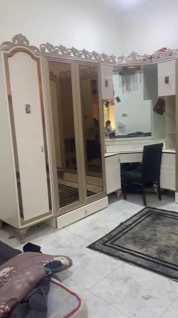 سلام عليكم من رخصة مدير الكروب كنتو وميز وزاويه للبيع الناصريه المركز السعر ٢٥٠ وبيهن محال قليل المراسله على ***********
