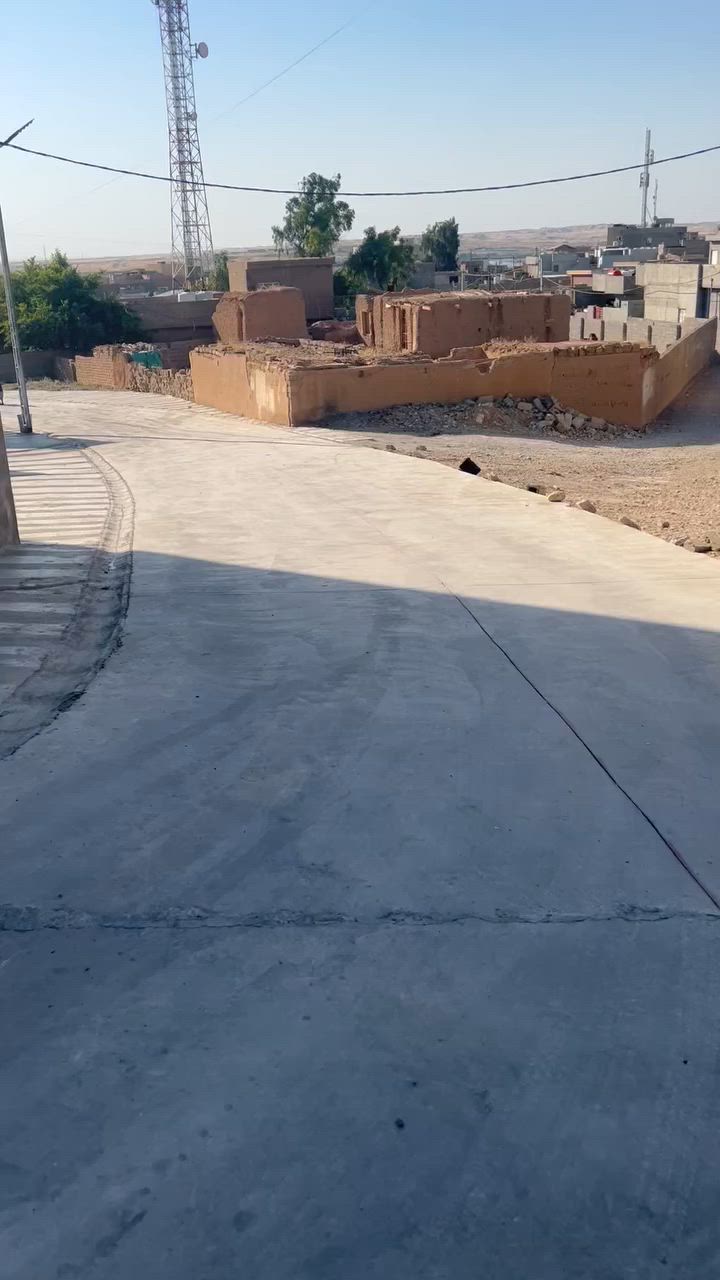 السلام عليكم قطعه ارض للبيع طابو صرف المساحه ٥٥٠ متر خدمات واصلها كاملة ماء كهرباء إنترنيت شارع تبليط وأناره القطعه ركن ع شارعين صايره اي استفسار الاتصال ع الرقم *********** ممتواجد ع فيس
