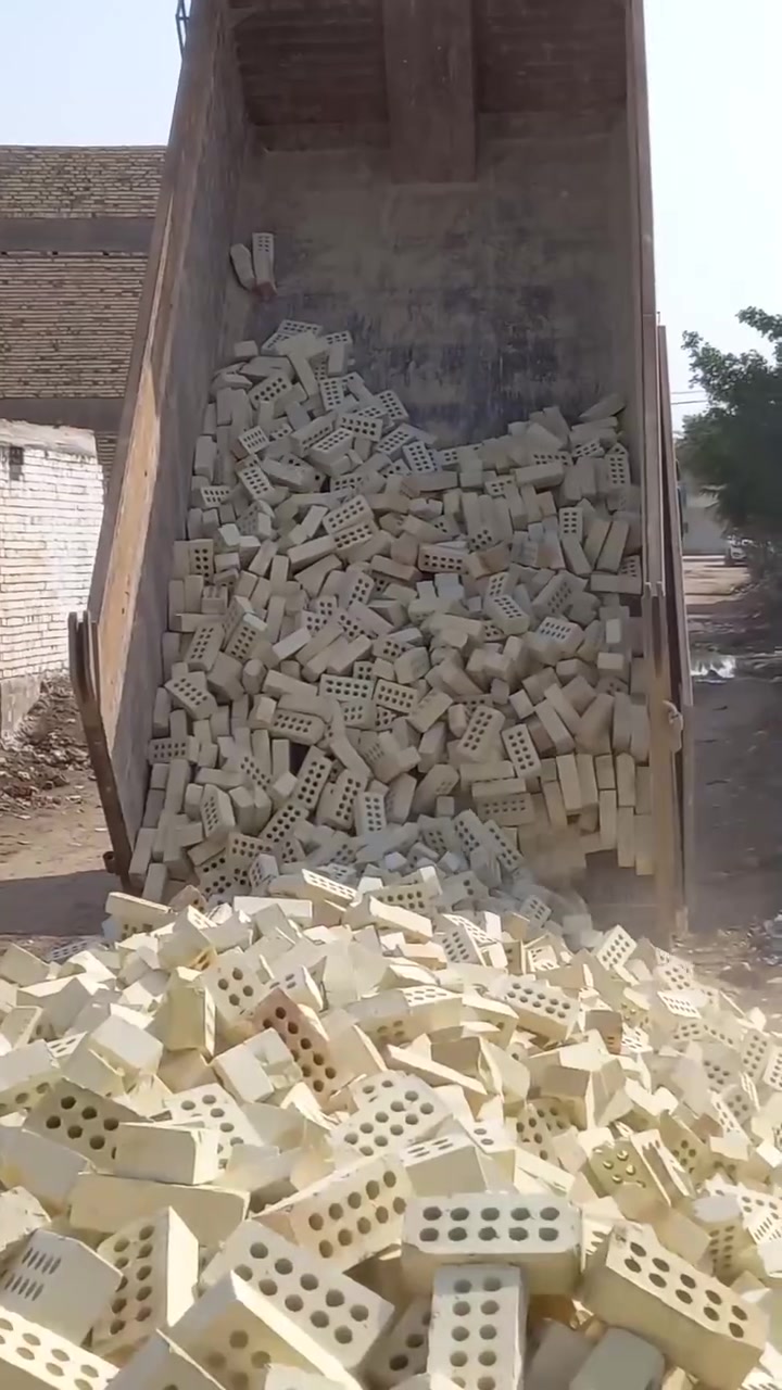 السلام عليكم اخوان تجهيز كافه انواع الطابوق وبسعار تنافسيه شرط القوه شوف بعينك ***********  مليون ٥٠ واصل دوانيه
