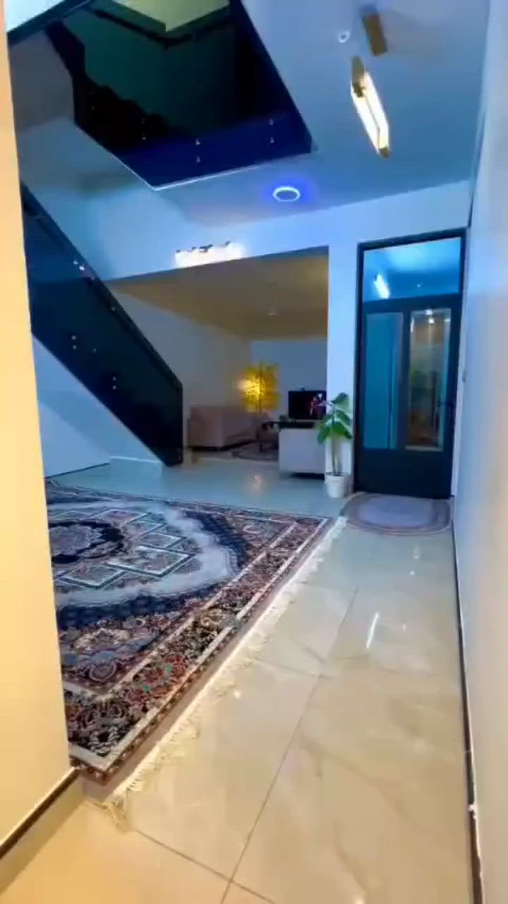 سلام عليكم بيت تجاري للبيع يحتوي على 4 غرف نوم في طابق ثاني بيت جديد شغل درجه أوله مجهز معه غرف للعامله  في البيتونه ستويج بنل معه مخزن كبير في السطح 
للاستفسار *********** العنوان مدينه صدر قطاع 16 شارع الكياره مقبيل العياده شعبيه مال قطاع
