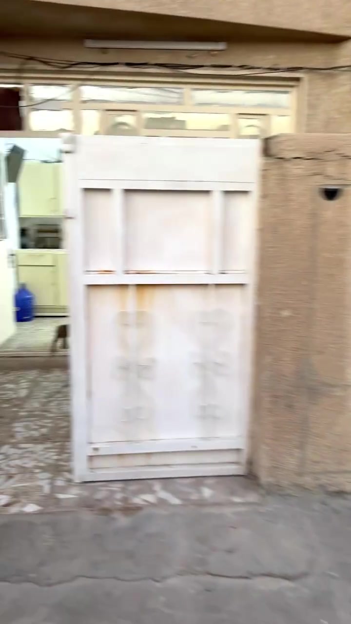 بيت للبيع ركن مربع طابو صرف مسلح                سند ب اسمي
78  
واجهة 7.8 
10 نزال
🔴الطابق الاول : مدخلين يحتوي على مطبخ و استقبال و ساحة درج وغرفة نوم  و منور و تواليت وحمام مشترك جوه وتواليت بالكراج 
🔴الطابق الثاني: يحتوي على 3 غرف ثنين كبار و وحده صغيره 
و حمام وتواليت مشترك 
🔴و الطابق الثالث بيتونه وسطح 
البيت بحاله ممتازه و من الداخل ديكور وصبغ و اناره جديد ما ناقصه اي شي 
البيت بي تشجير واقع حال   8X5
العنوان  الامين / النفط مجاور ماركت كرار الوائلي 
السعر 138 و بي مجال 
للتواصل ***********

