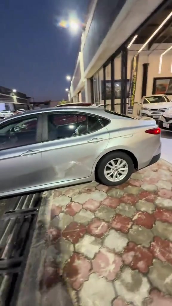 كامري ٢٠٢٥ الشكل الجديد توفر السيارة هايبرد وارد أمريكي ضررها جاملغ امامي مبدل فقط وشوية. بارد بل باب السيارة كاتي تترقم جميع المحافظات الشمالية السيارة موجودة بشركة نجوم الانوار للتجارة العامة و تجارة السيارات للاستفسار  *********** ***********  #كامري2025 #تيوتا_شعار_لايعرف_القانون🔥🖤💪 #الشعب_الصيني_ماله_حل😂😂 #capcut #tiktok 
