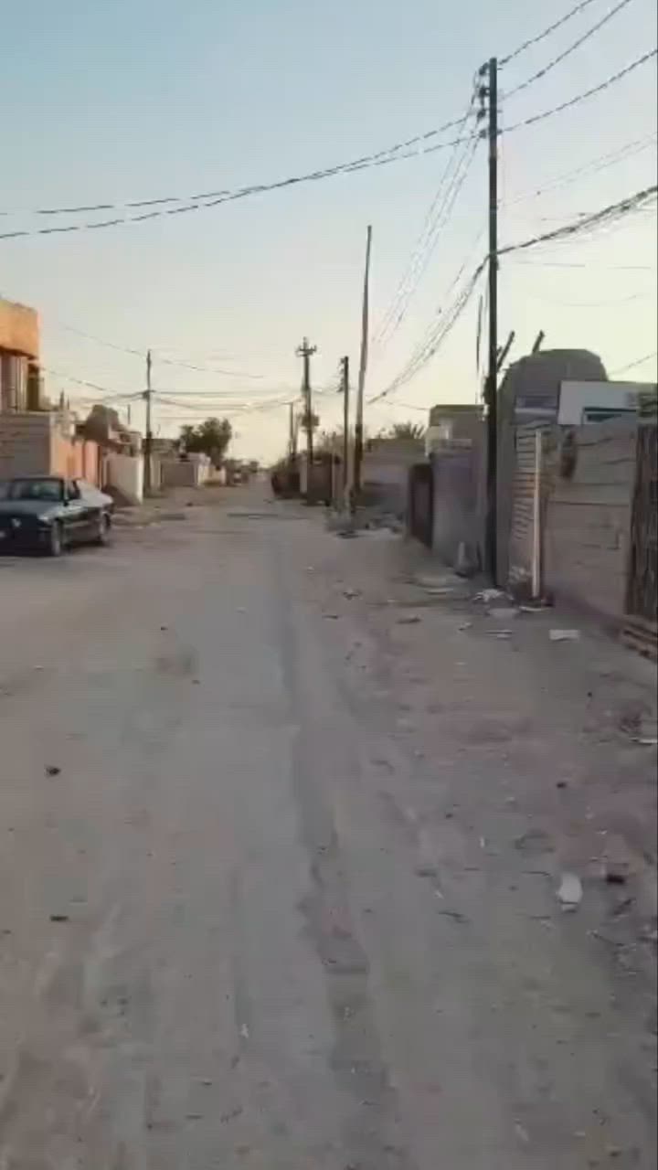 للبيع منزل مساحة 300متر ،ثلاث غرف نوم ،استقبال،صالة،مطبخ ،صحيات،ساحة امام المنزل تقريبا 60متر تصلح لكراج سيارة او حديقة،خط ثاني خلف اسواق المدينة،كهرباء،مجاري،تبيلط قريبة على مدرسة الصدرين للاستفسار التواصل على الارقام التالية ***********/ ***********
