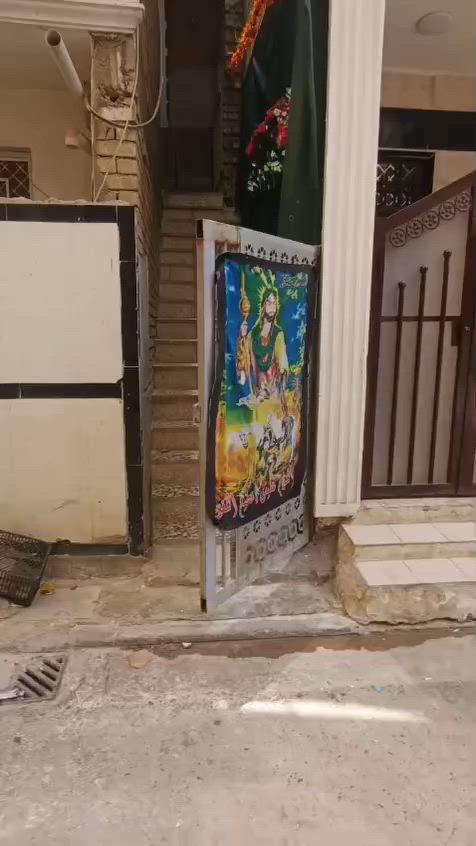 بيت 100متر طابق ثاني للايجار  بيه غرفتين نوم وستقبال ومطبخ وخدمات معزول بيت باب وحد مقابيل محطة سماء بغداد  حي البساتين  واي استفسار على الرقم *********** بيه وتساب اجار البيت 350الف البيت على راس الشهر يفرغ
