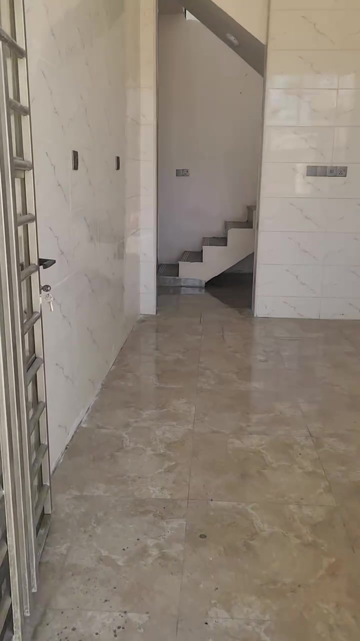 بيت ١٥٠ متر طابو زراعي سند ٢٥ يحتوي على غرفتين نوم بالطابق الارضي وبيتونه كبيره جدا ٥ متر تصلح غرفه بناء حديث غير مسكون متكامل من كل شي ماء وكهرباء وكله درجا اولى وبصفه قطعه ١٠٠ متر هم اذا حابين تاخذوها وياه حسب الرغبه الموقع خلف مجمع الامير مقابل معمل ابو كيره ورديه خارج للاستفسار اكثر ***********
