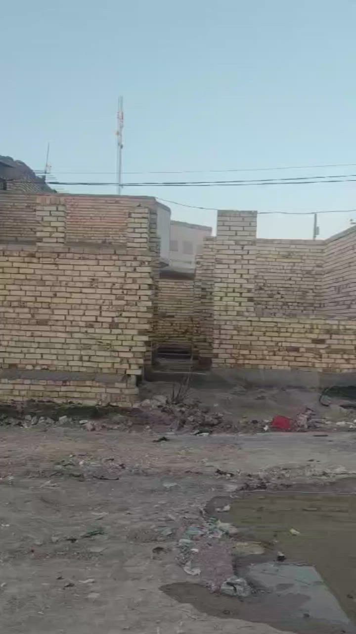 للبيع  للبيع 
هيكل طابو صرف المساحه ١٠٠متر مربع ١٠في ١٠.    ١٠٠متر 
بناء درجه اوله طابوك  إجازة بناء موجوده 
يحتوي البيت على غرف نوم هول او مجمع صحيات مطبخ او أستقبل صحية ٢
الموقع سيف سعد وره مدرسه نزهان الجبوري خدمات كامله مي او كهرباء او شارع سبيس عرض الشارع ١٥متر 
يبعد عن التبليط ٢٠متر 
اي استفسار بخصوص البيت اتصل على الأرقام التالية 
***********
***********
