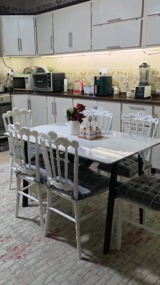إذا تدور على ميز طعام عملي وشكله مرتب، فهذا خيار يستحق المشاهدة.
🔹 سطح بورسلين فاخر مقاوم للخدوش والحرارة وسهل التنظيف.
🔹 قاعدة حديد مقاوم للصدأ بثبات ومتانة عالية.
🔹 كراسي تركية نوعية (عظم عاج) مريحة وجودتها ممتازة.
💰 مع 4 كراسي: 150 ألف دينار.
💰 مع 6 كراسي: 175 ألف دينار.
📍 بغداد – الشعب – حي التجار.
📞 ***********