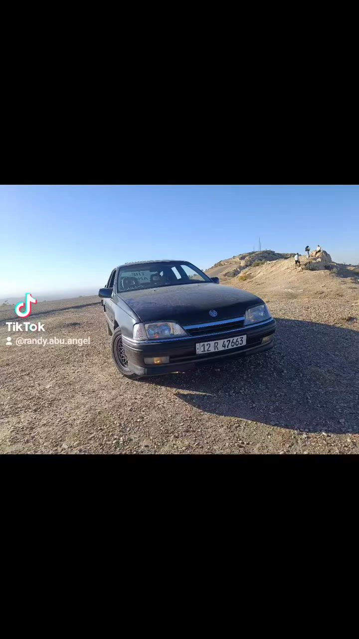 أوبل أوميغا 1996 لون فضي، المحرك بحالة ممتازة وناعم جداً، وناقل الحركة (القير) يعمل بشكل ممتاز كأنه ساعة. تم تبديل الزيت وفلتر البنزين حديثاً وبحالة قوية. السيارة دائماً مخدومة ولا تحتوي على صبغ.
للبيع: أوبل أوميكا موديل 1993 (بلادية بحالة الوكالة) 🚗✨
السيارة مجهزة بالكامل ومصروف عليها وجاهزة للاستخدام فوراً (شغل واطلع، ما تحتاج بربع دينار مصروف).
المواصفات والأوراق:

* السنوية: مجددة لغاية 2030 (باسم صاحبها وشرط تحويل مباشر) 📑
* المحرك: 2.6 لتر (قوة وعزم ممتاز) ⚙️
* ناقل الحركة: كير أوتوماتيك
* التبريد: فول ثلج ❄️

الحدادية والتحديثات (كلها جديدة):

* الحدادية: كاملة وجديدة (كصة من الفلمبر إلى مجمع الستيرن) 🔧
* الستيرن: جديد ويا الجعمقة 🦾
* الإطارات: طخم تايرات جديد بالكامل 🛞
* ويل كب خلية بلادي 💨
* الجام الأمامي: كهربائي أوتوماتيك مع رفع بالريمونت ⚡
* المميزات الكلاسيكية: فتحة سقف كهربائية شغالة + بردة خلفية بلادية
* نظام قفل مركزي (سنتر لوك) 🔑
* السيارة جديدة ونظيفة جداً وبدون أي نواقص.
.......الاضافات........
*  داش كاميرا الحوادث 
*  شاشة ايباد مع كاميرا خلفية

💵 السعر: 63 $ ورقة 
📍 المكان: الموصل برطلة 
للتواصل والاستفسار مع صاحب السيارة مباشرة:
📞 ***********
📞 ***********
------------------------------
