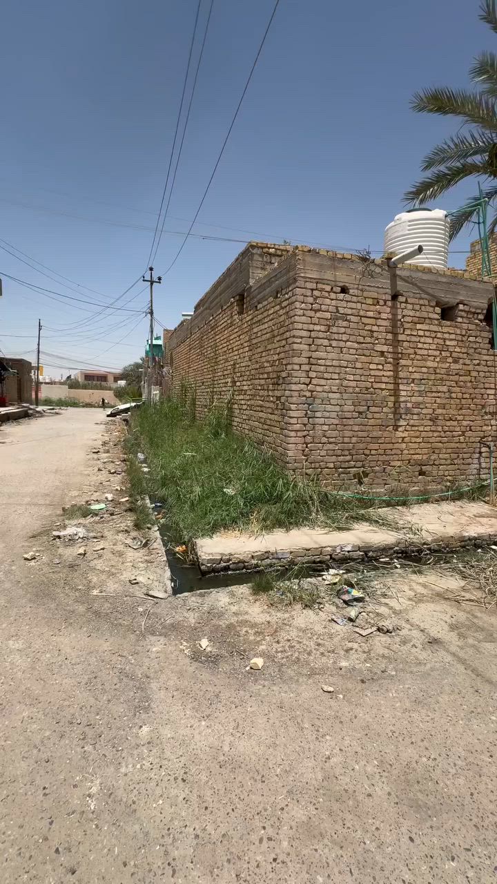 بيت طابو صرف مساحه 285 بنيات 2017 ارضيه رفت 40 سم
والسقف كونكريت  البيت مقسوم نصفين الركن بعده ارضيته صب ولبصفه مطبك بورسلين وجاهز الركن يحتوي علي مطبخ وغرفه وصاله ومنور وحمامات البصفه غرفتين وصاله ومطبخ واستقبال وحمامات داخليه ولخارجيه ع النص عوزهه سرمكه البيت تريد تخلي بيتين مأجرات تريد تكعد ابواحد وتأجر واحد تريد ترجع تطبكهن ويصير عندك بيت جاهز جبير لان هوه سكف واحد ما مقسوم للاستفسار ولسعر  ***********خلف كلية التربيه الأساسيه
