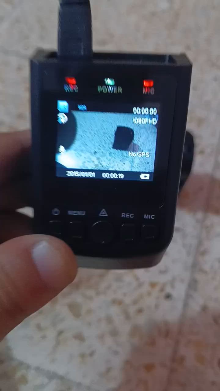 داش كام للسيارات جديدة
زوايه رؤيه عريض
رؤيه ليليه واضح
تبدأ الكاميرا بالتسجيل تلقائياً بمجرد تشغيل السيارة.
دعم بطاقات الذاكرة (SD/TF MMC): تدعم تركيب كرت ذاكرة خارجي
التقاط الصور (Photo): تتيح لك التقاط صور ثابتة عند الحاجة
مستشعر حركه التسجيل تلقائياً إذا رصدت الكاميرا أي حركة غريبة حول السيارة وهي متوقفة (لحمايتها من السرقة أو الصدمات
عند امتلاء الذاكرة، تقوم الكاميرا بمسح الفيديوهات القديمة تلقائياً والتسجيل فوقها لضمان استمرار العملية دون توقف.
مخرج فيديو وعرض عالي الدقة (Video Output / HD Display): تدعم العرض بدقة عالية (HD) ومزودة بمنافذ لتوصيلها بشاشات أخرى (AV Out
طاقة تلقائية (Auto Power): تعمل وتطفئ تلقائياً مع حركة تشغيل وإطفاء محرك السيارة. 
السعر 20الف العنوان الرمادي 
للتواصل الاتصال او واتساب ***********

