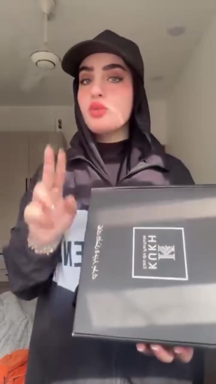 ✨ "لمسة أنوثة تثبت معكِ طوال اليوم..." ✨

​عطر ينبض بالحيوية، يمزج بين انتعاش الفواكه، لمسات التوت الناعمة، وشذى الزهور الرقيقة. 🌸🍇

​رشة واحدة قبل الخروج... وعند عودتكِ ستجدين عبيره الفواح ما زال يملأ أرجاء المكان بأناقة وتفاصيل لا تُنسى.

​🌿 عطور كوخ (KUKH) — الجمال والرقي في أنعم تفاصيله.

للطلب والاستفسار يرجئ مراسلتنا علئ الواتساب ***********
#تجاربزبائن
#نقاء_بلا_حدود
#براندkukh
