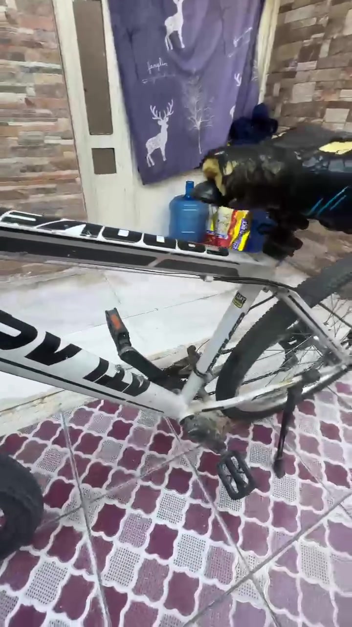 سلام عليكم
بايسكل للبيع جبلي 
الحجم 26
فول مواصفات ونضافه 
لون ابيض 
العنوان بغداد جديده شارع المسبح 
ويريد يتصل على هذا الرقم ***********
