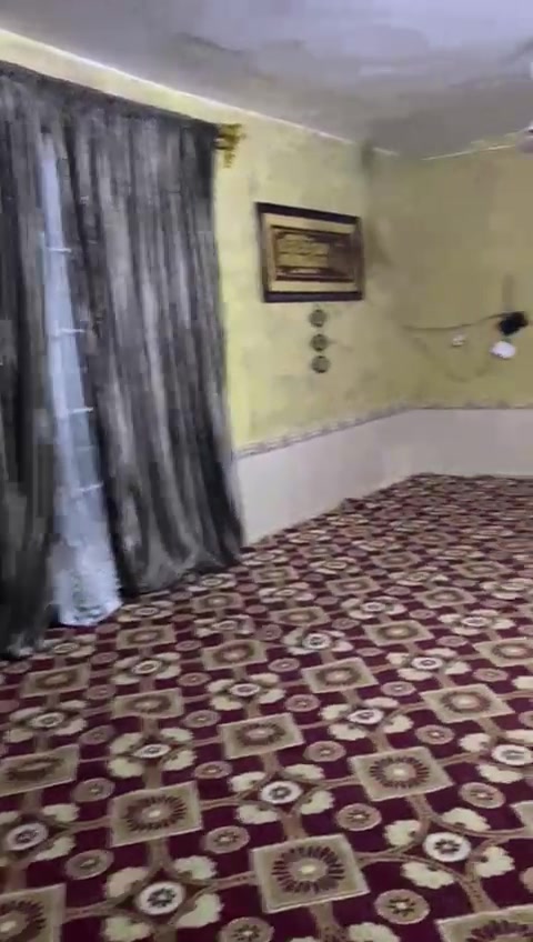 بيت البيع في ديالى بعقوبه البيع مساحته 600 البناء 260 وحديقه سعر 55 مليون
تگليلي شنو تفاصيل الدار بالضبط: شكد عدد الغرف والصالات والمطبخ والحمامات؟: 
غرفتين وهول واستقبال وحمام توليت دخليات ومطبخ 
وين موقع الدار بعقوبة بشكل أدق؟ أي حي/منطقة وقريب من شنو معلم أو شارع معروف؟: 
مرور ديالى 
البيت طابق واحد لو طابقين؟ وشنو عمر البناء وحالته العامة: جاهز للسكن لو يحتاج تصليح؟: 
طابق واحد
الطابو شنو نوعه؟ وهل الملكية صرفة ومكتملة لو بيها ملاحظات؟: 
 زراعي صابون صرف  سند 25 
السعر 55 مليون نهائي لو قابل للتفاوض؟ وإذا تريد، شنو أفضل طريقة للتواصل وياك؟: 
رقم الهاتف بيه قليل تفوض  ***********