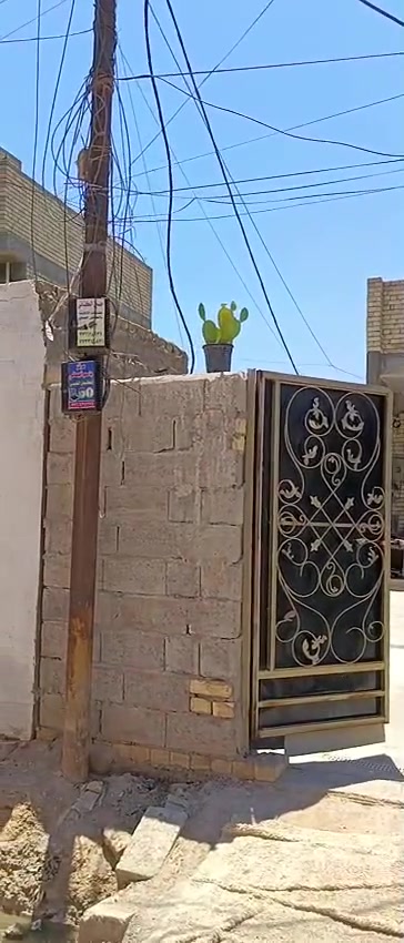 بيت مساحه 240 متر مربع بناء طابوق أرضية وسقف صب مسلح خدمات كامله ماء مجاري كهرباء وتبليط العنوان الحميدية شارع المصاليخ للاستفسار مراجعة مكتب النرجس للعقار ***********
