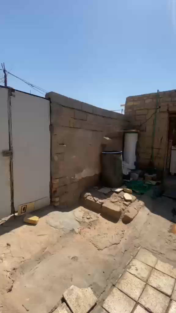 السلام عليكم بيت زراعي للبيع 300 متر طابق ونص 5 غرف 2 فوك و3 جوه و3 حمامات 1 فوك و2 جوه 
ومنور 1متر بيت كلش جبير ومرتب دوانيه 8 متر مطبخين جوه واحد وفوك واحد 
يم مدرسه المهتدون *********** مكان سيد دخيل
