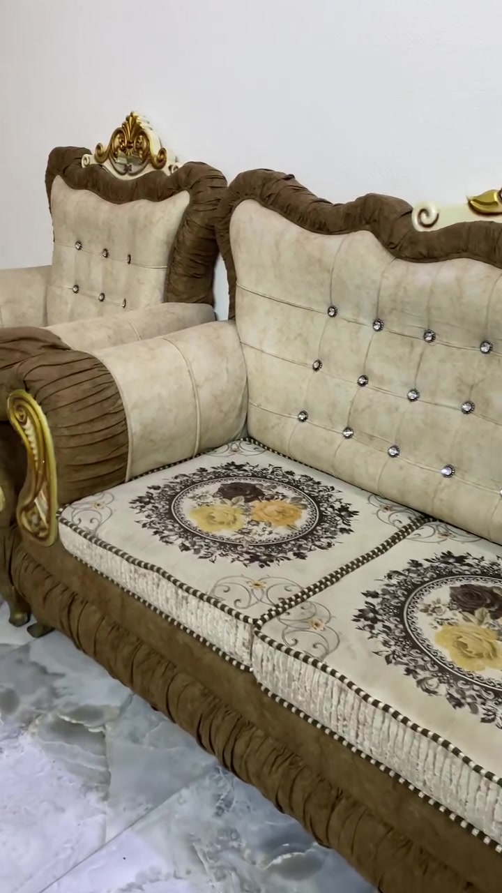 سلام عليكم تخم ملكي 5قطع 10مقاعد نضيف نضيف ما متعوب خشب مالته قوي كلش مقاعد ماته كوشات يعني ينشالن ينغسلن ويرجعن نضيف مستعجل علا بيعته 400وبي مجال اتصال ***********اكو واتساب
