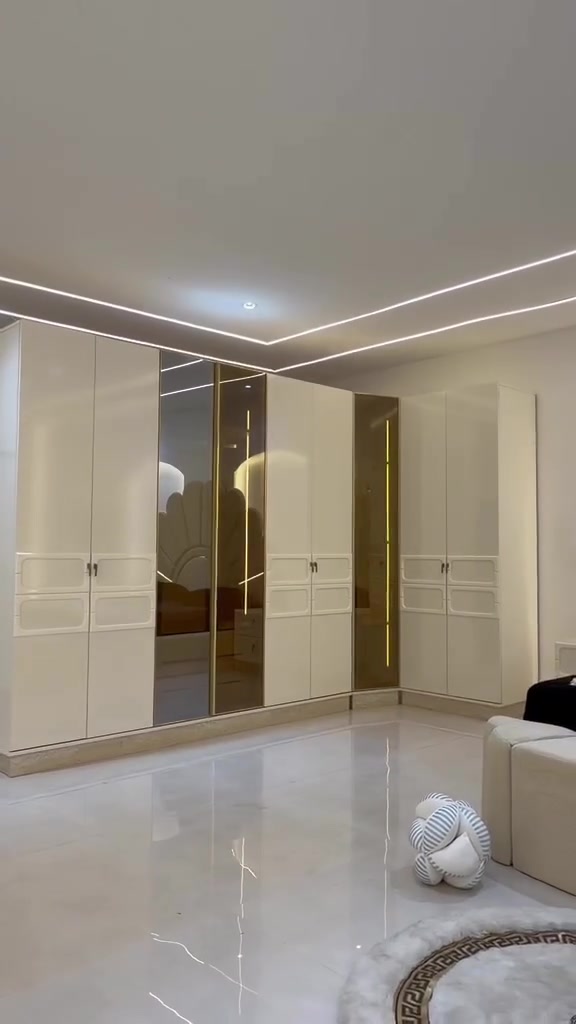 غرفة تركي 🛏️
 
موديل شمس ڤاترينا
*11 قطعة*
برغي وچوي حديد
سرير مخزن  دبل جك
كنتور  فول رفوف 
الغرفة ظهر بلوك ب كامل
انارة داخل الكنتور
انارة ليزرية في السرير 
مجرات داخل الكنتور

القياسات :
♦️قياس الكنتور من الظهر330*140  
♦️ميز تواليت اناره ليزرية في المرايا 
♦️سرير200 سم*180سم 
♦️مرايا قيافه 
♦️طابورية
♦️دراور

الموقع / الاسكان -شارع المزادات
للتواصل والاستفسار الاتصال بالرقم ***********
