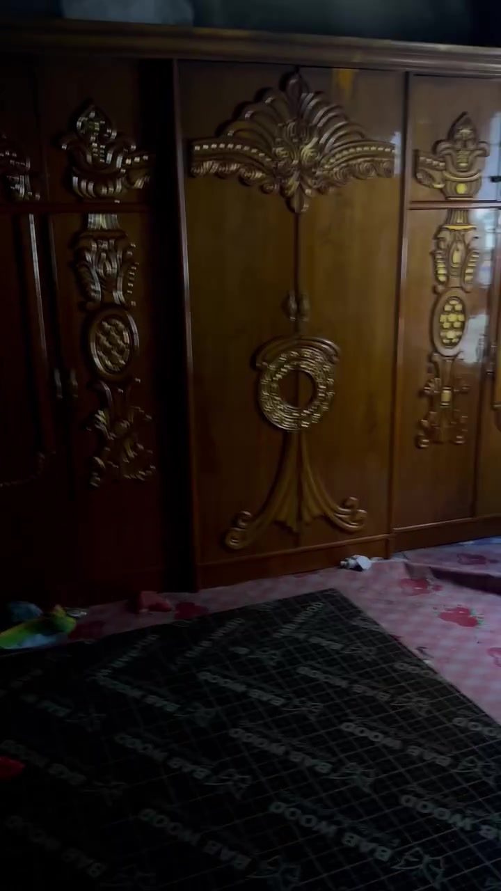 سلام عليكم غرفه للبيع نضيفه وجديده بس عليهه سماد ارادلهه مسح رايدهه اب650رقم اتلفون ***********
