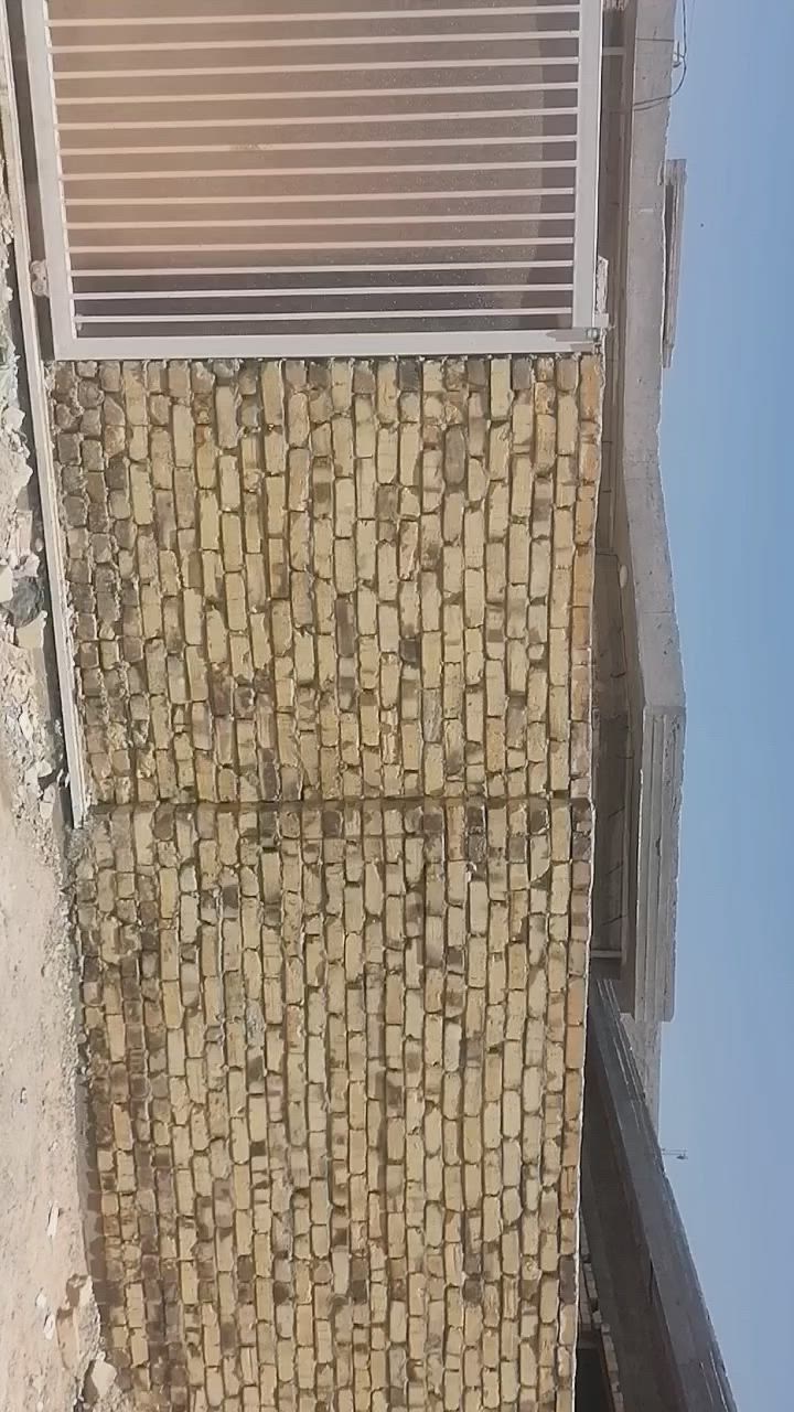 السلام عليكم الدار للبيع المساحه ٢٥٠ متر بناء كامل حديث ٢٠٢٦ مثل ماموضح بالفيديو المكان في شريفه بنت الحسن يبعد عن التبليط ١٥ متر طابو زراعي سند ٢٥ بأسمي وكافه الخدمات موجوده للاستفسار الاتصال علئ الرقم او ***********
